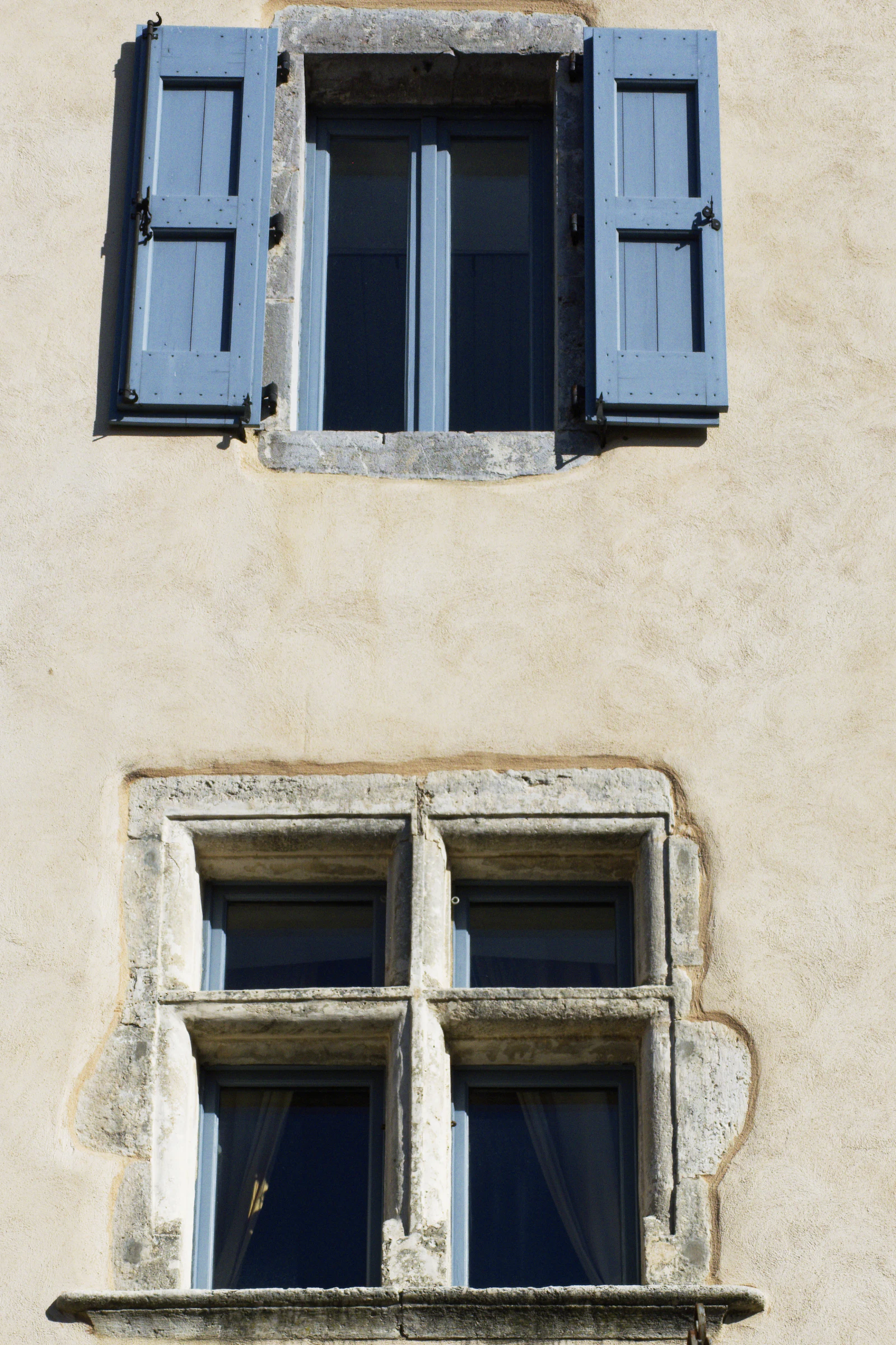 Fenêtres en pierre d'un immeuble à rénover à Belleville-en-Beaujolais