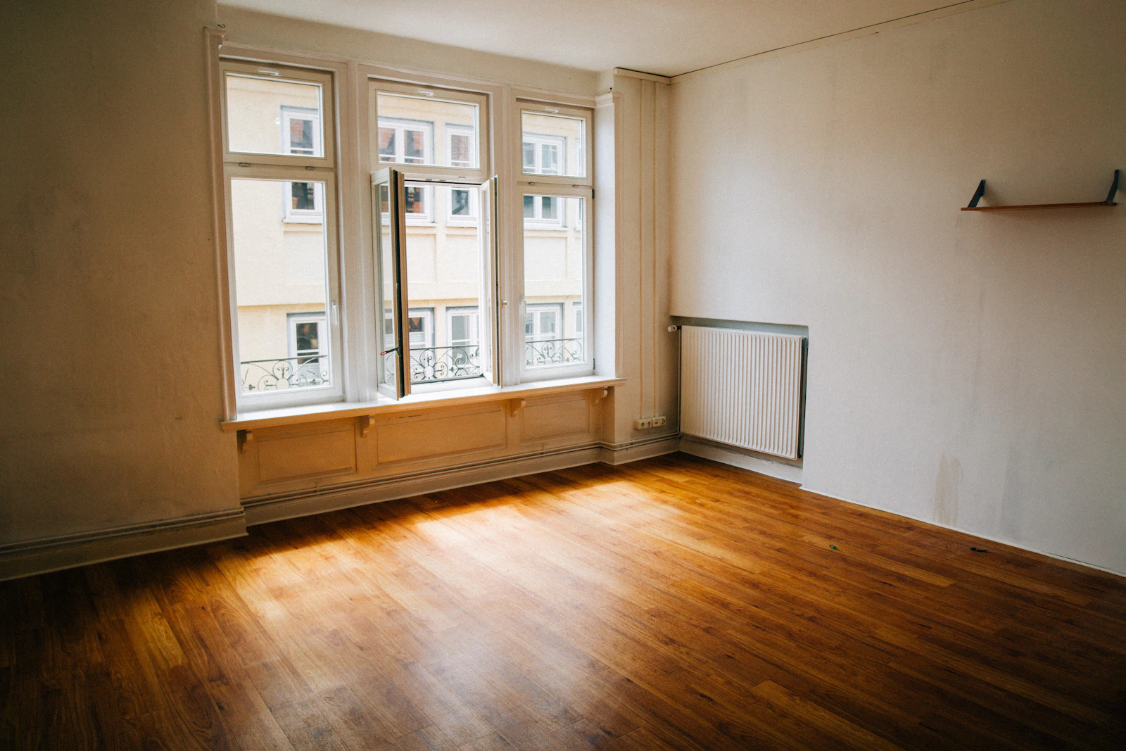 Plateau brut avec parquet et grandes fenêtres pour un investissement locatif